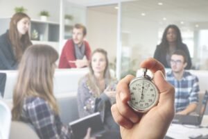 Pessoas fazendo a gestão do tempo com a Técnica Pomodoro.